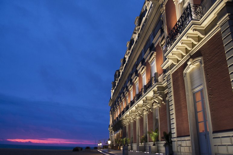 Mise en lumière d'une façade architectural avec de la lumière pilotée.